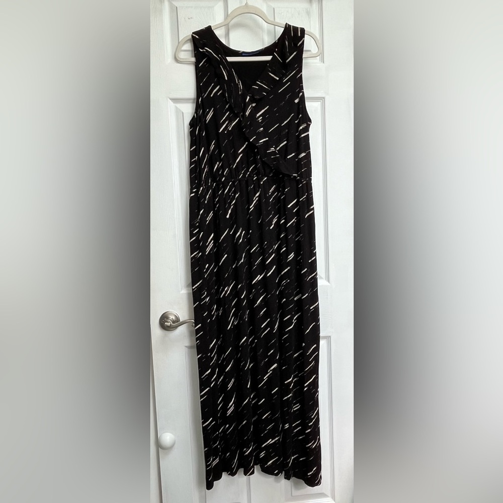 Apt 9 Maxi Dress With Ruffled Neckline and Elastic Waist Black and Cream. Sz XL
